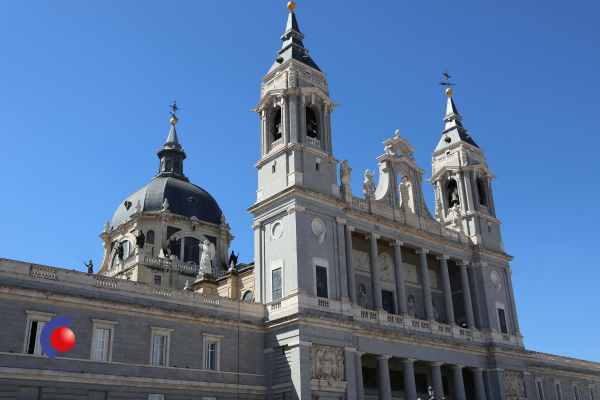 Groepsbezoek naar de adembenemende Almudena Kathedraal in Madrid